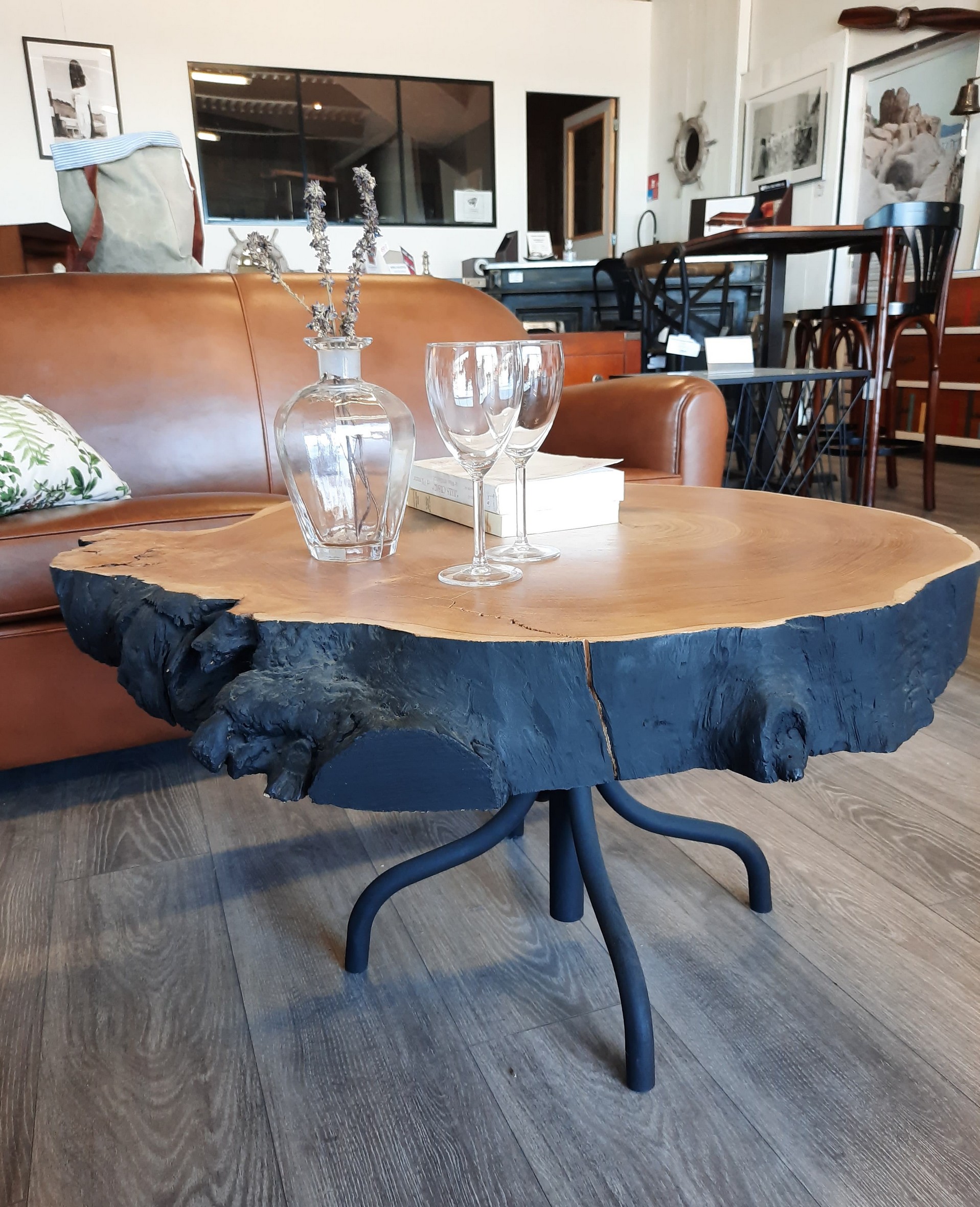 Table basse unique en bois cyprès et métal