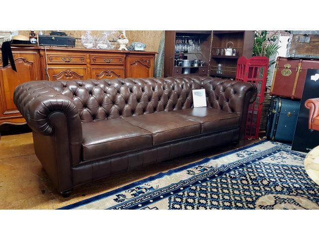 Canapé Chesterfield NEWTON Marron E1 - 3 coussins - 225 cm