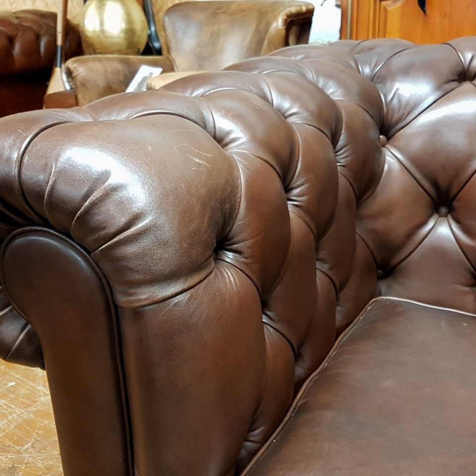 Canapé Chesterfield NEWTON Marron E1 - 3 coussins - 225 cm