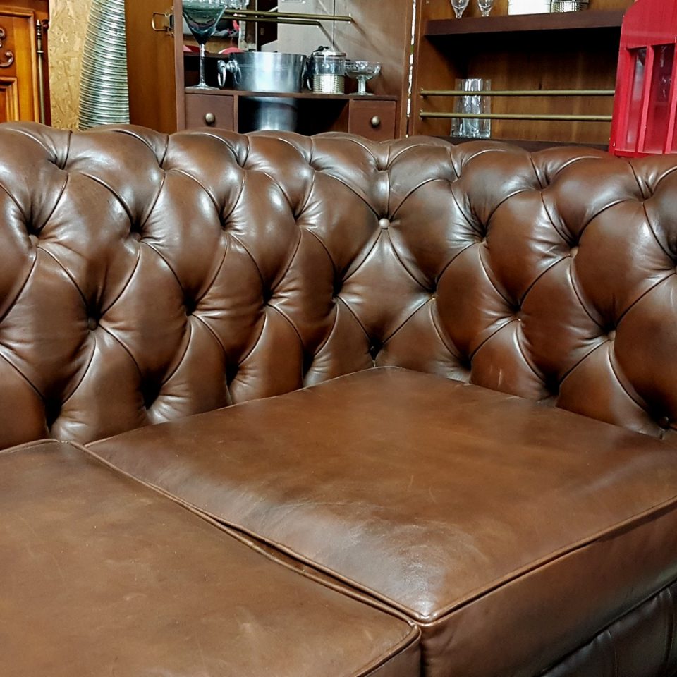 Canapé Chesterfield NEWTON Marron E1 - 3 coussins - 225 cm